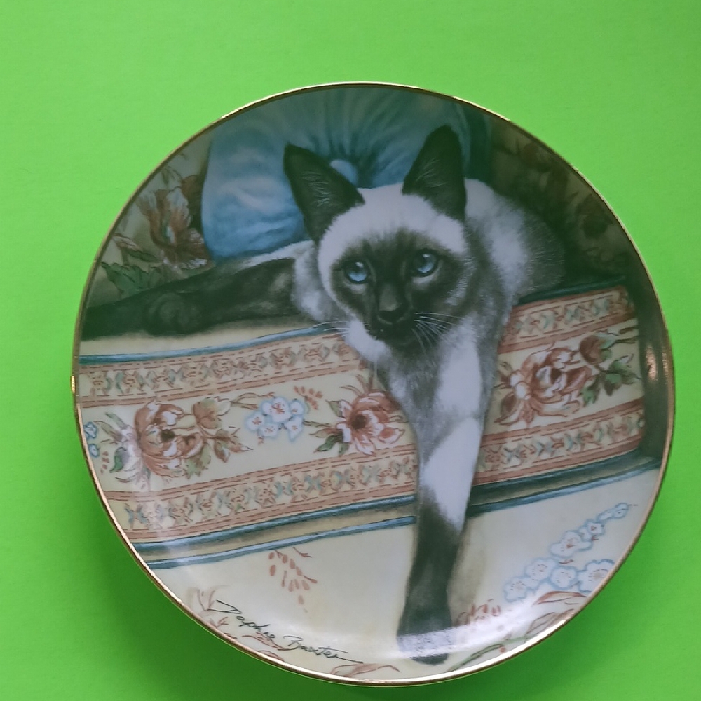 Decorative Cat Plate with Siamese Design